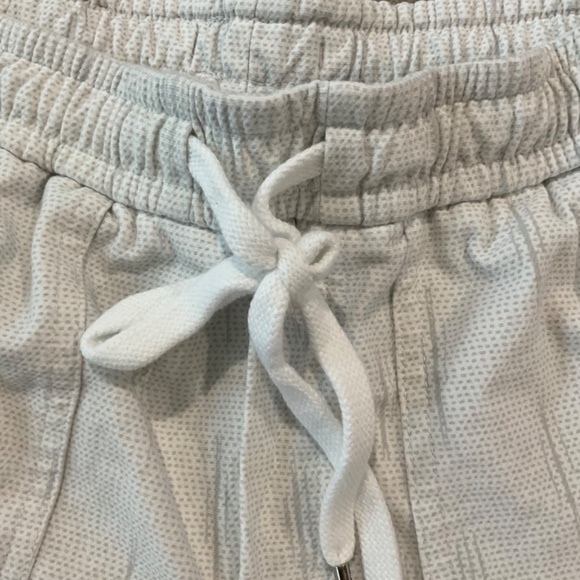 Athleta White and Grey Patterned Linen Mid-Rise Shorts Size 0 - Picture 2 of 4
